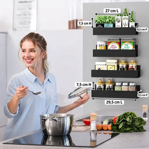 étagères à épices les deux formats sont placés afin de bien voir les dimensions d'incrites et une homme cuisine tout sourire à une copine invitée pour le repas 