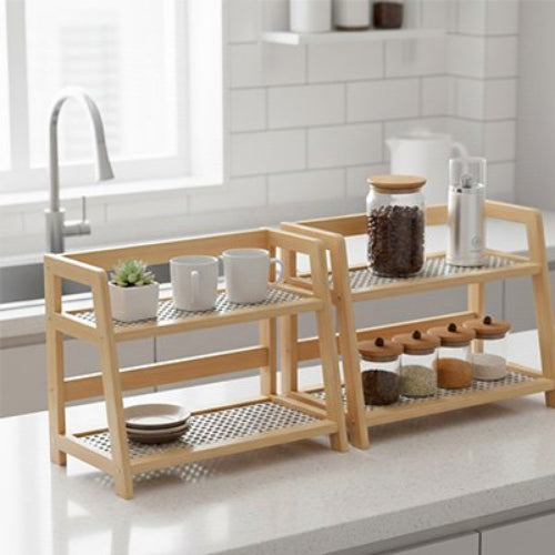 Étagère à épices sur comptoir tasses épices petites assiettes
