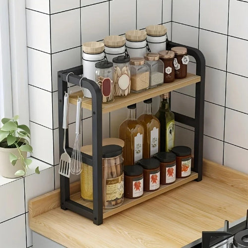 étagère à épices couleur naturel dans petit coin du comptoir cuisine sobre